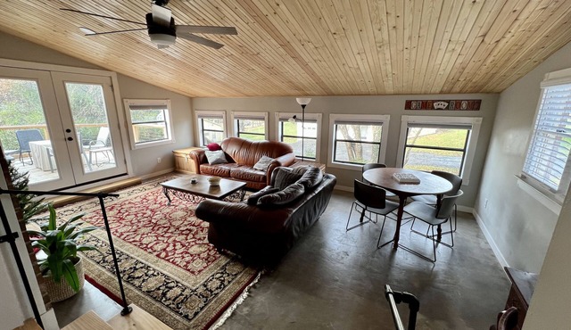 Mayberry’s Best! Peaceful, Bonus Room, Deck, Huge Yard, 5 min to downtown