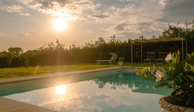 Modern, comfortable Tuscan villa with private pool 10 minutes from the beach,