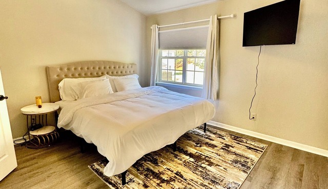 Modern Entire 2-Bedroom House for 6 Guests at University City
