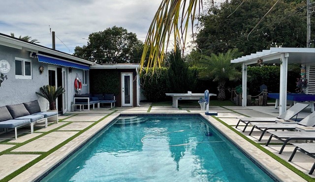 Modern exquisite & luxurious vacation rental pool heater close to the beach 9 m