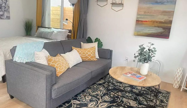 NEW private entry tiny home near GreenLake/Lightrail/I-5