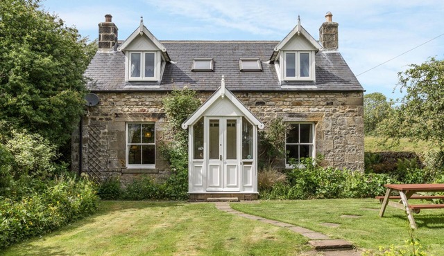 OLD HALL COTTAGE, pet friendly, character holiday cottage in Falstone