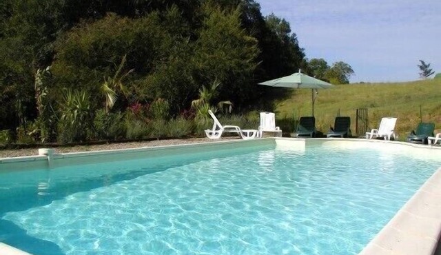 サルラの田園地帯にある素敵なコテージは、2018年に29°の温水プールで避難しました