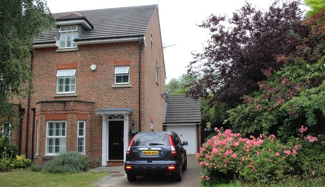 Quiet location; easy access to London. Good transport links to Heathrow Airport.
