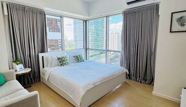 Rare King Bed corner unit with City View