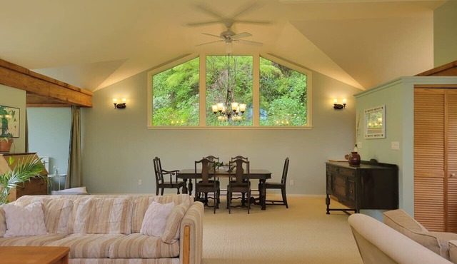 Relaxing 1 bdr + den rainforest retreat with patio