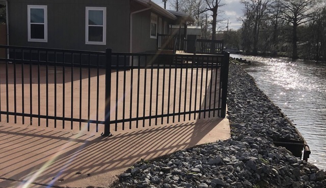 Right on the water! 3 Bedroom House, large deck, next to a kayak launch!