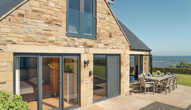 Rock Lobster - a family friendly that sleeps 8 guests in 4 bedrooms