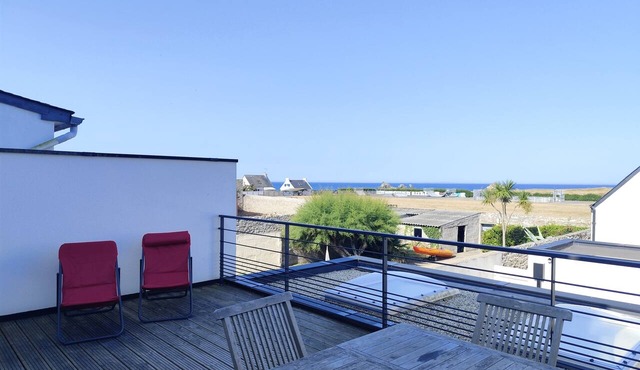 Seaside house, walking distance to the beach, sea view
