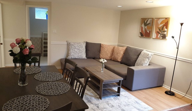 Self Contained Spacious Guest Space w/ Separate Entrance in West Vancouver