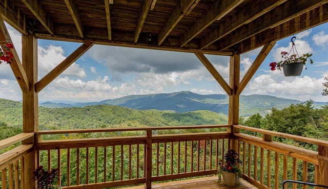 Serene & Cozy ★ Jetted Tub ★ Fireplace ★ Long Mountain view ★ Close 2 Resort