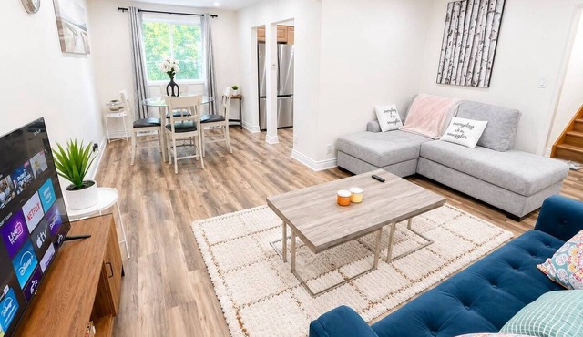 Spacious 3BR Home|University of Waterloo& Laurier|Parking,Fast WiFi,Private Yard