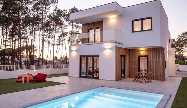 Spacious 4-bedroom villa with pool near beach in amazing Lagoa de Albufeira
