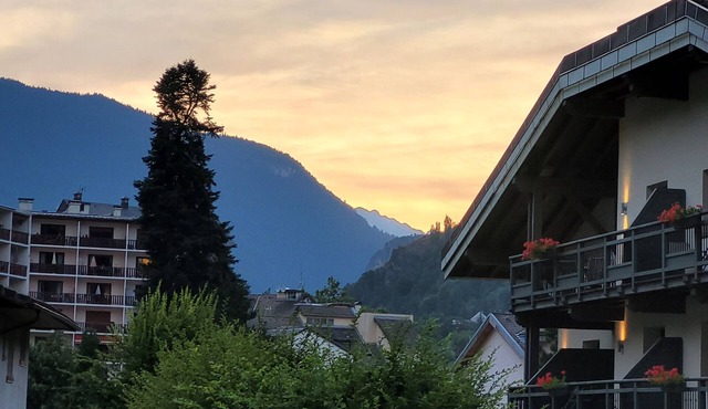 Spacious 6-Person Apartment in Central Brides-les-Bains with Mountain View
