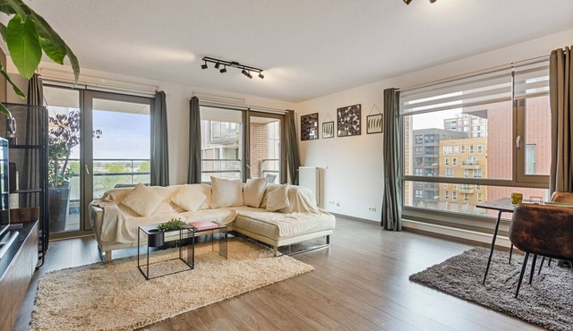 Spacious Amsterdam-edge retreat: sunset balcony & 6 min train to Ams
