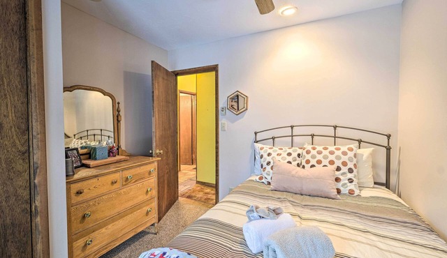 Spacious Catskill Mountains ski cabin with fire pit in Maplecrest