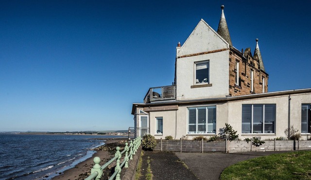Spectacular ground floor apartment with unbeatable views across the Firth of Forth.
