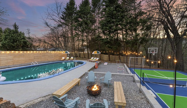 Splash House - Heated Pool, Hot Tub, Pickleball, Movie Theater