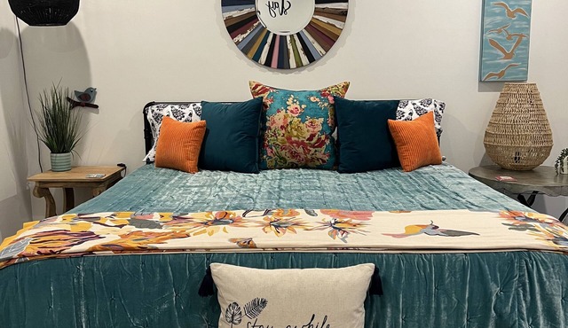 "Stay A While" Couples Retreat - One Block from Main Street!