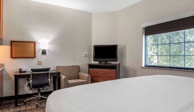 Stay Near Denham Springs Antique Village + Kitchenette and Breakfast