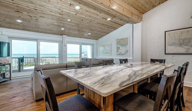 Stunning Ocean Front Condo (Oceans 6)