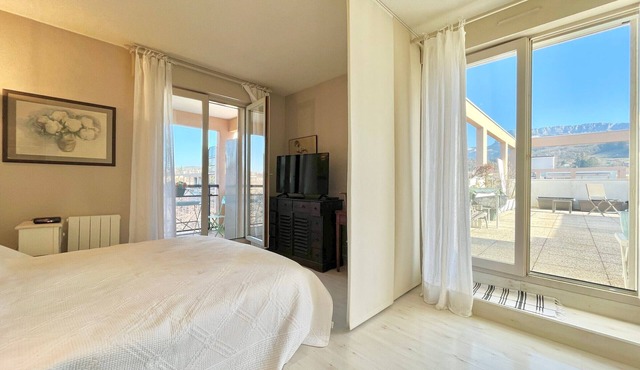 Stunning T2 with 60m² terrace and private parking in Annecy