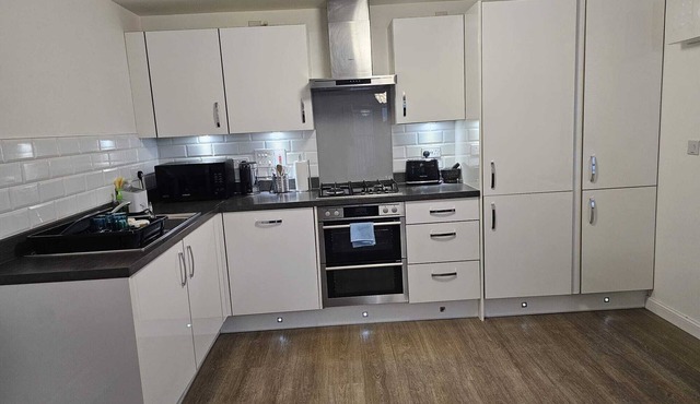 Stylish 2 Bed Flat Near Airpot with free parking