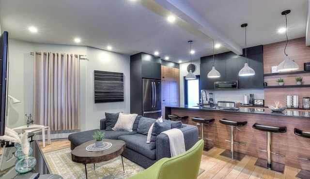 Stylish 5BR in Plateau Sleeps 10