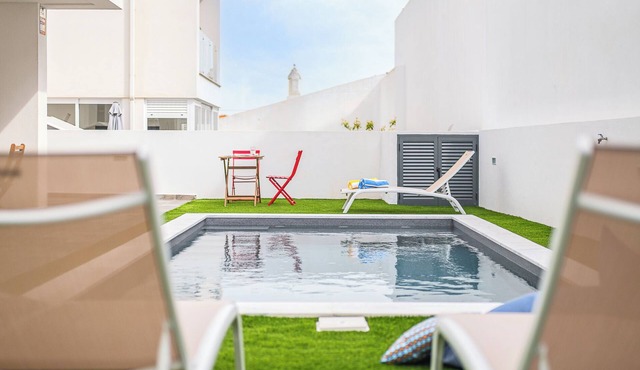 Summer house with pool & garden, 5m ride to Caparica beach
