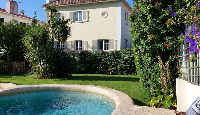 Traditional Villa with pool and garden 15 minutes walk to sea front & beaches.