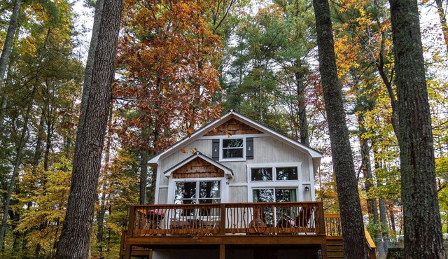 Tranquil, wooded chalet near Asheville and Hendersonville