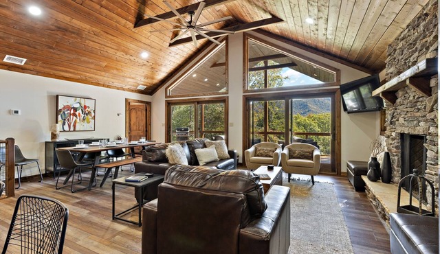Upscale Mountain Cabin w/ Living Room Views in Seven Devils