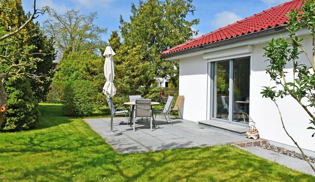 Vacation home with sauna and terrace in the center of Rügen