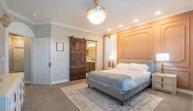 Vegas Style Desert Luxury: Themed Bedrooms, Game Room & Hot Tub - 20min to Strip