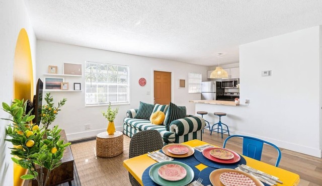 Vibrant 2BR Getaway - Côte d’Azur Near Riverwalk