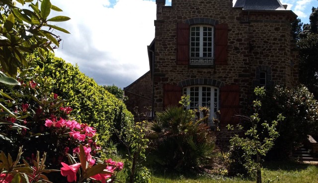 Villa La Côte du Chat, a 3-star property near Saint-Malo, Dinard, and Dinan in Hédé-Bazouges