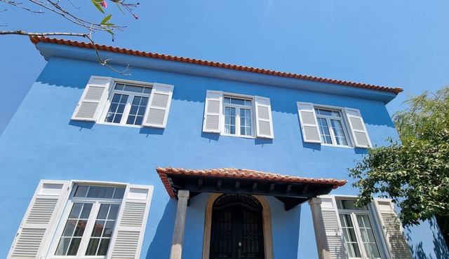 villa on 3 levels, 12p, 5 rooms, large garden, terrace, jacuzzi and Roman basin.