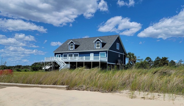 Waterfront home with private sandy beach and pier on the Core Sound.n*Sleeps 12*