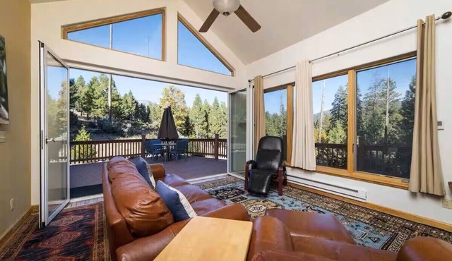 Yosemite Valley Retreat with BBQ, Full Kitchen & 2 Queen Beds
