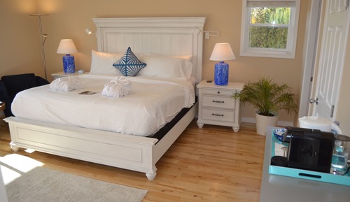 Deluxe Double Room, 1 King Bed, Patio, Mountain View (Not Pet Friendly)