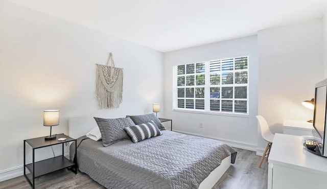 260A - Boca Retreat w/ Pool, Parking, Near Evert Tennis & Shops