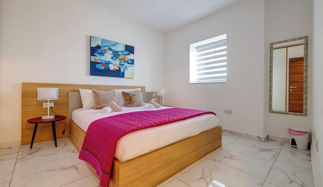 Stylish 2BR Getaway Steps from the Promenade