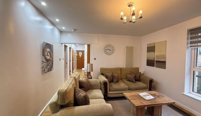 The Park-Holyrood Road Apartment with free parking and lift access