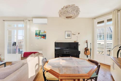 Spacious 2BR flat with balcony - historic center